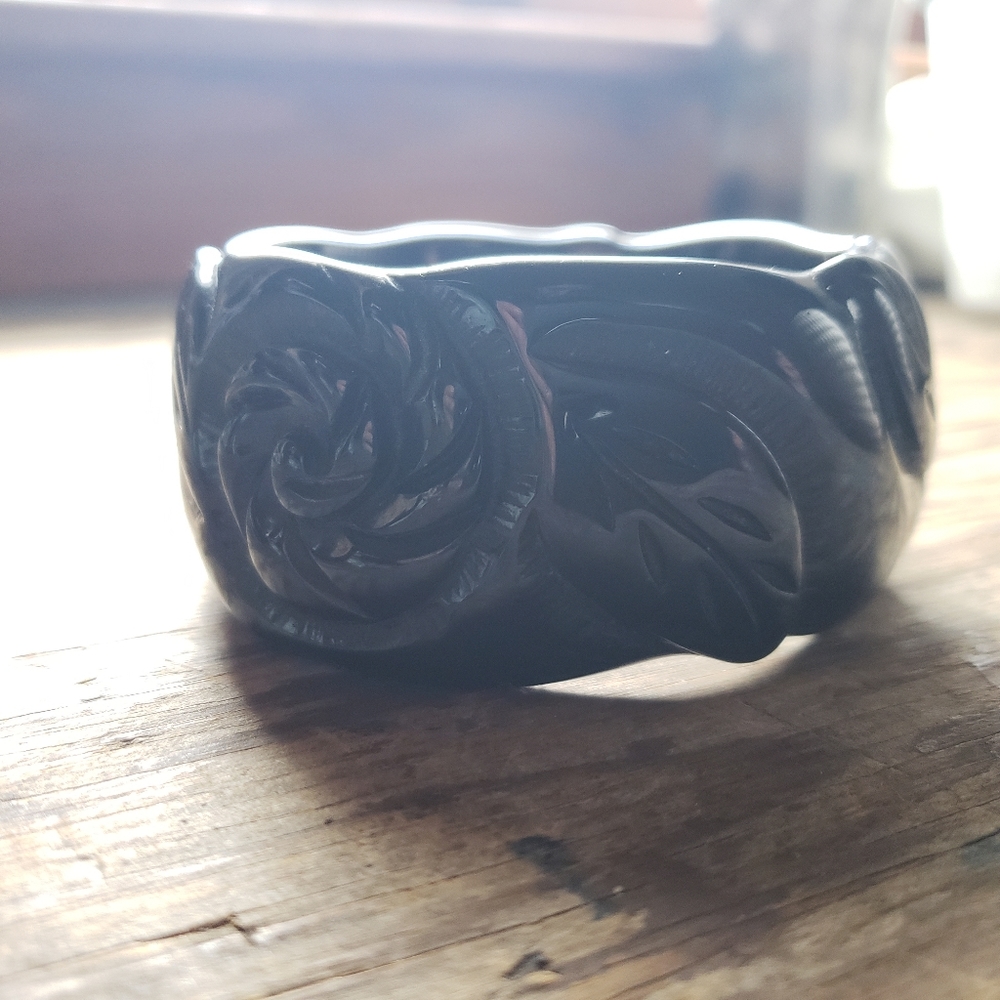 BLACK ROSES Lucite Wide Bangle - Picture 5 of 8